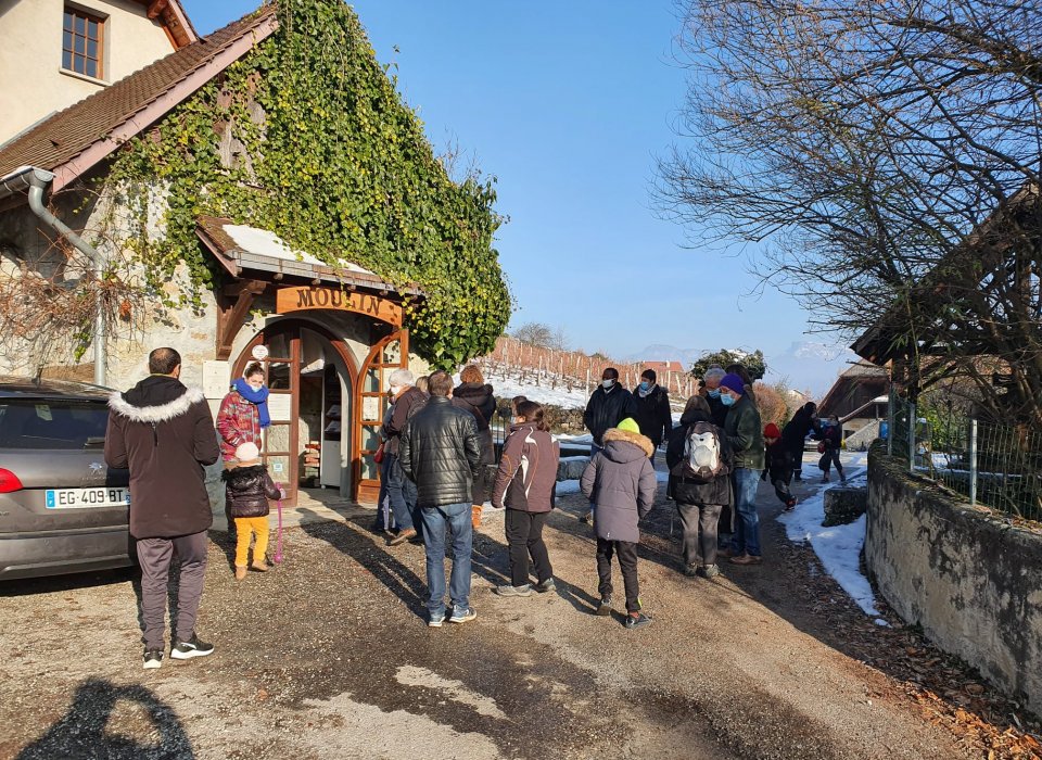 Devant le moulin à papier de La Tourne