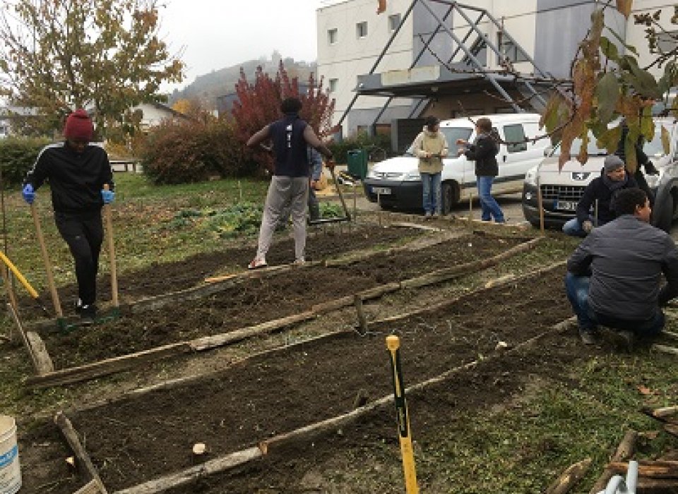 En groupe, préparer le jardin et déjeuner