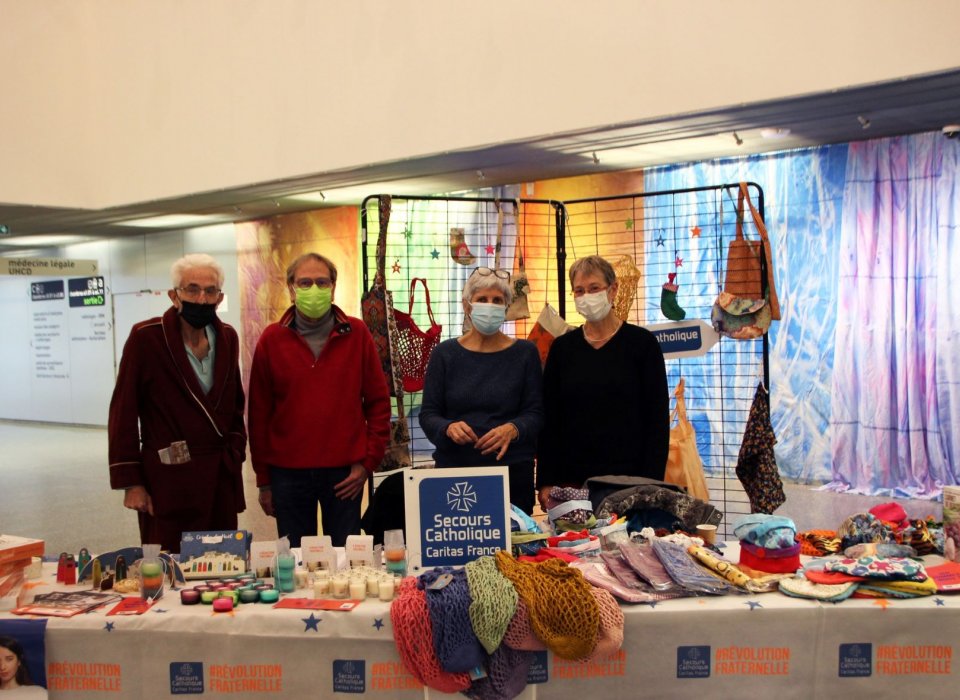 A l'hôpital de Chambéry, le Secours Catholique tient un stand et se fait connaître