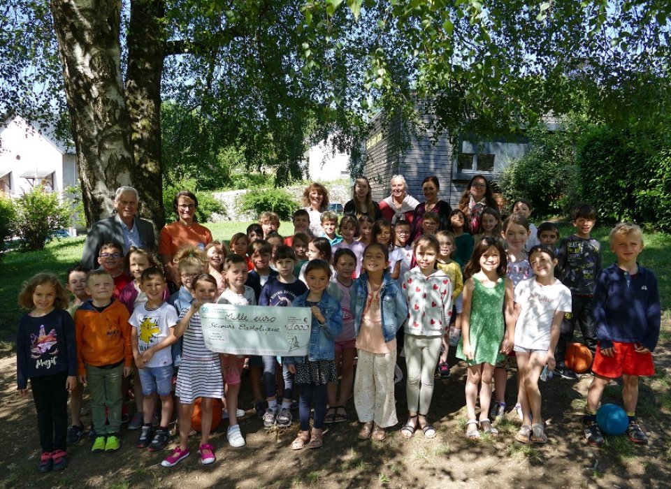 Une remise de chèque en solidarité avec l'Ukraine Une remise de chèque en solidarité avec l'Ukraine