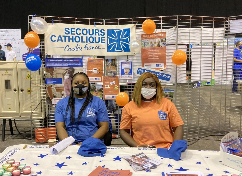 L'Association Secours Catholique au Forum d'Albertville Le sourire est bien là, sous les masques : l'équipe d'Albertville est au Forum des associations