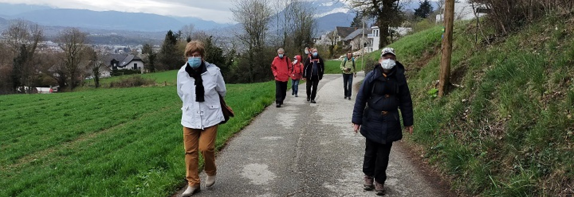 Sur les chemins, le groupe de marcheurs se rencontre avant de partir à Samoëns